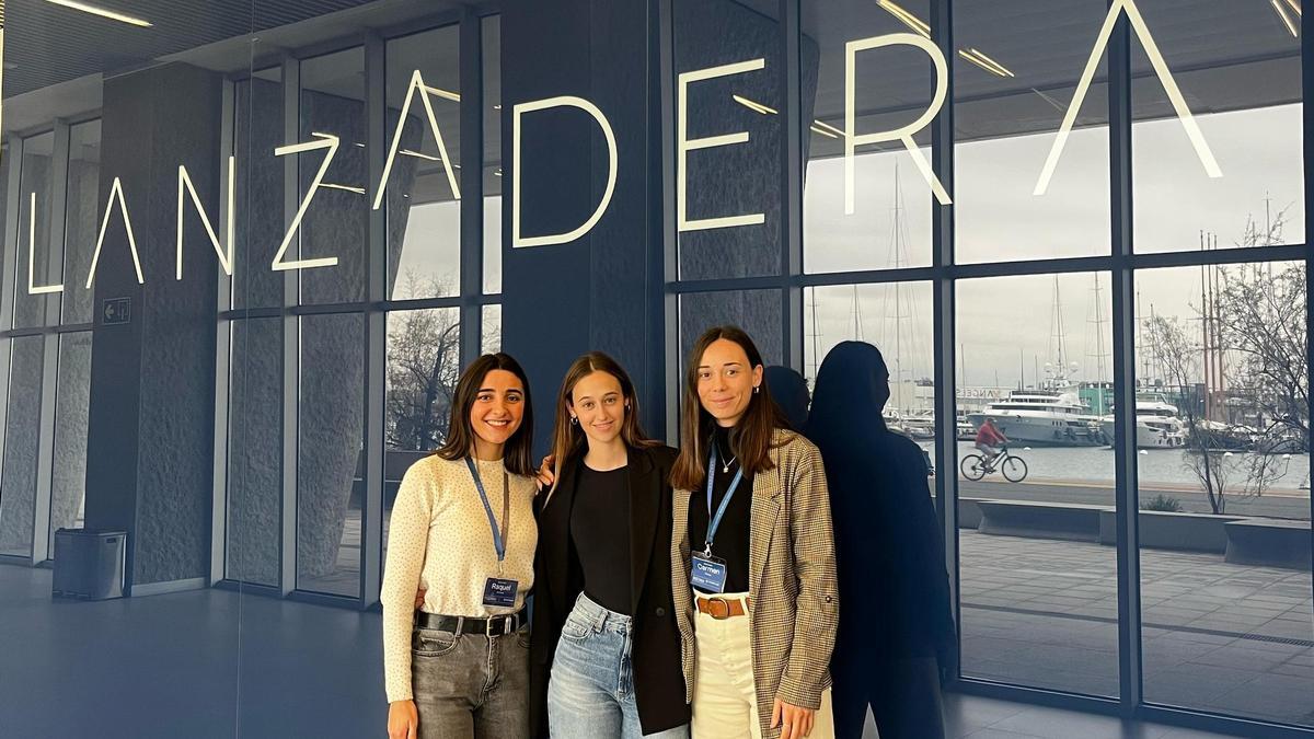 De izq. a der., Raquel Garrigós (COO de Bewoman360º), Lucía Mata (CMO) y Carmen Olivares (CEO), en Lanzadera.
