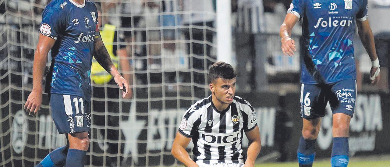 El joven Bilal, cabizbajo tras fallar una ocasión en el encuentro del pasado viernes contra el Atlético Sanluqueño.