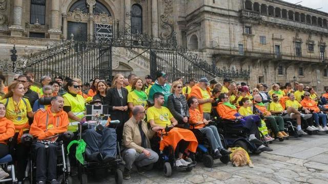 Familiares e doentes de ELA, na catedral de Santiago de Compostela, con representantes da Xunta de Galicia. // LOC