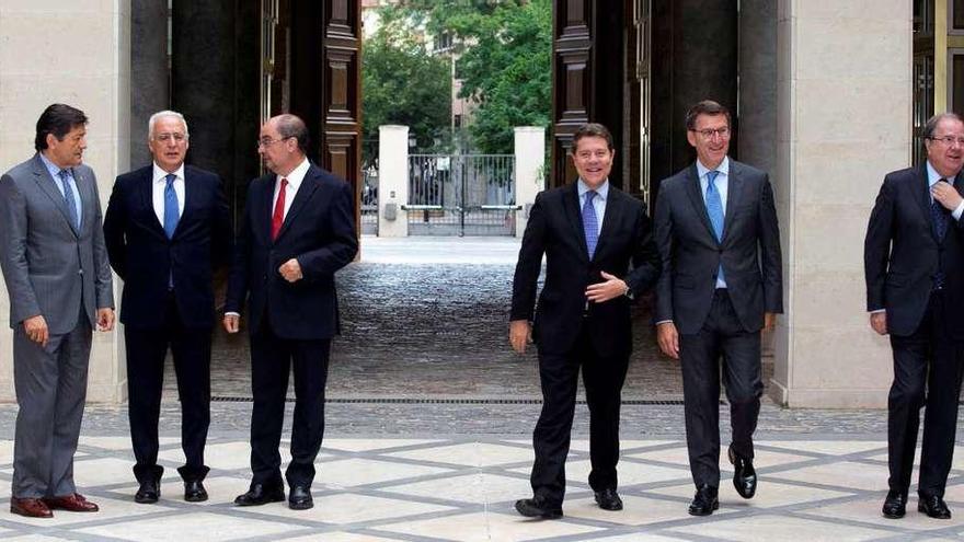 De izquierda a derecha, Javier Fernández, de Asturias, José Ignacio Ceniceros, de La Rioja, Javier Lambán, de Aragón, Emiliano García-Page, de Castilla-La Mancha, Alberto Núñez Feijóo, de Galicia, y Juan Vicente Herrera, de Castilla y León, ayer, en Aragón. // Efe