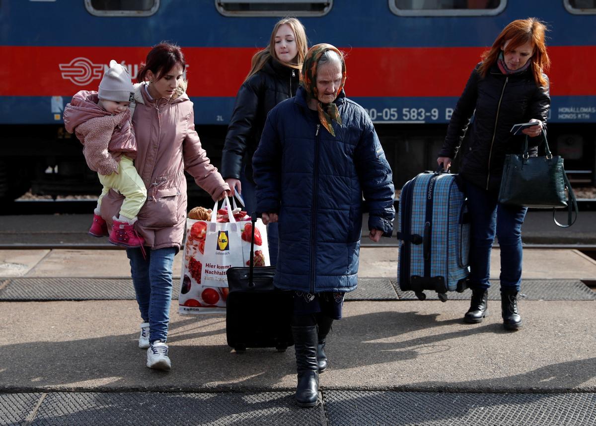 Mujeres y niños procedentes de Ucrania, huyendo de la guerra, llegan en tren a la estación húngara de Zahony.