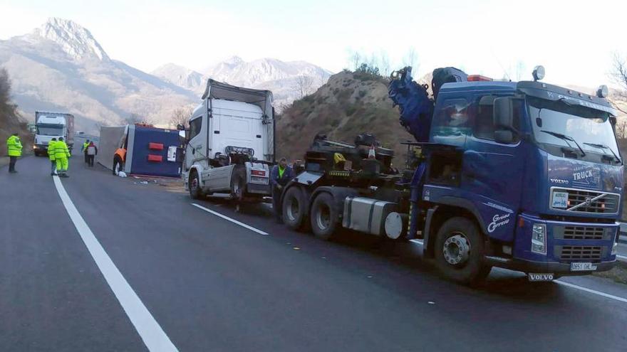 El accidente de un camión corta dos horas la entrada a Asturias por el Huerna