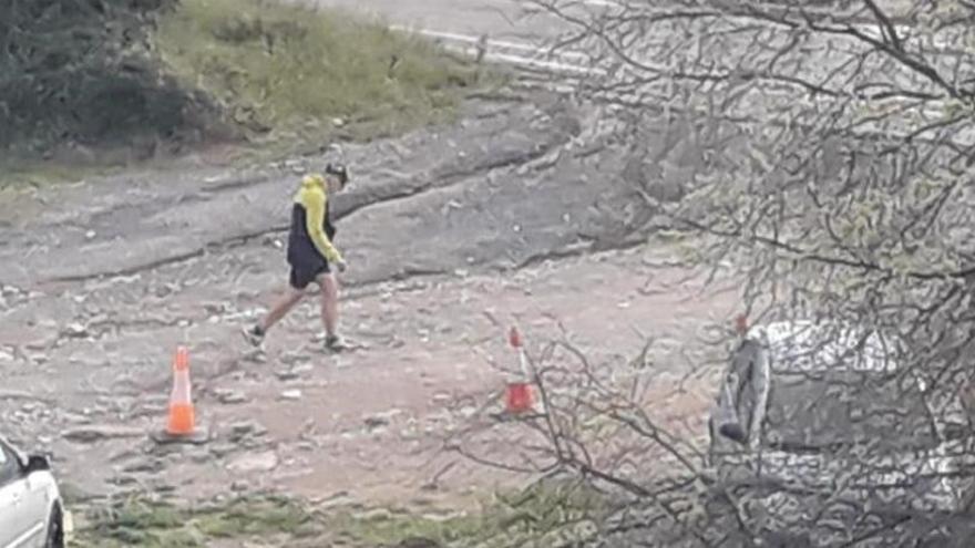 Fotografía tomada desde la comisaría que capta como el intendente sale a caminar.