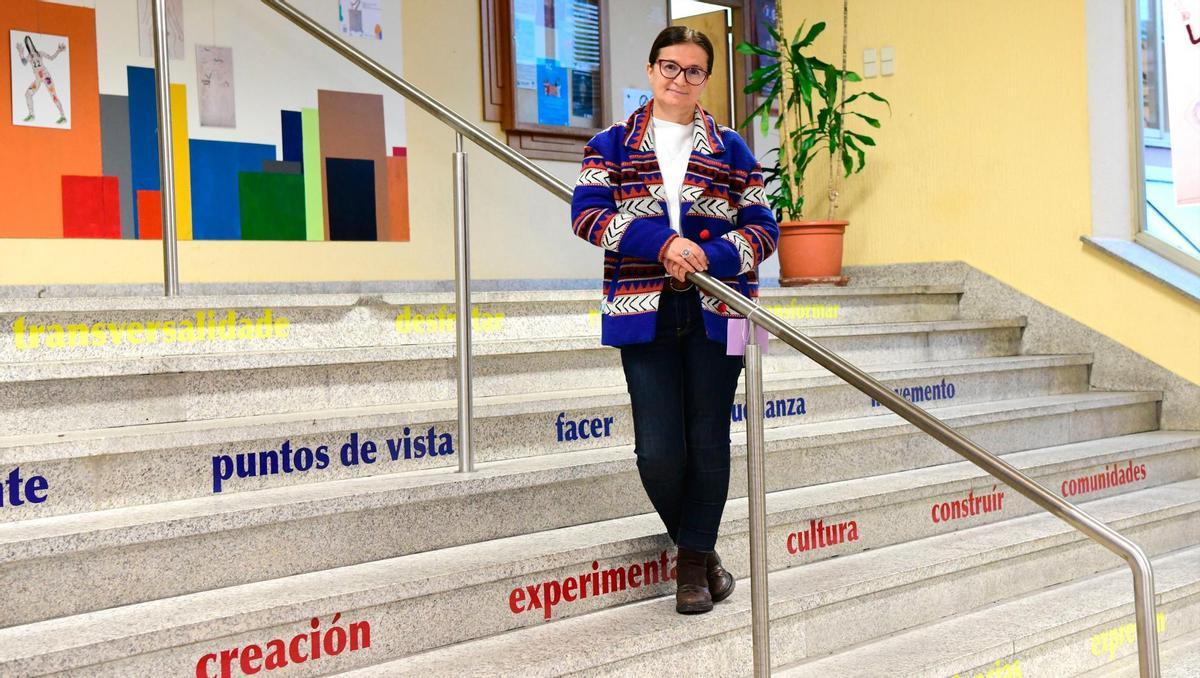 A nova decana da Facultade de Ciencias da Educación da USC, Mar Lorenzo, posando nas escaleiras de entrada do centro,comenta a EL CORREO que afronta este cargo con ilusión e prudencia.  Foto: Santi Alvite