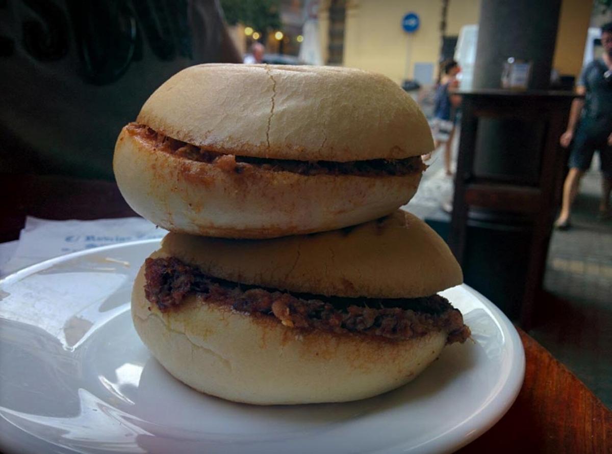 Pecado de los dioses: montaditos de pringá en 'La Bodega de Santa Cruz'