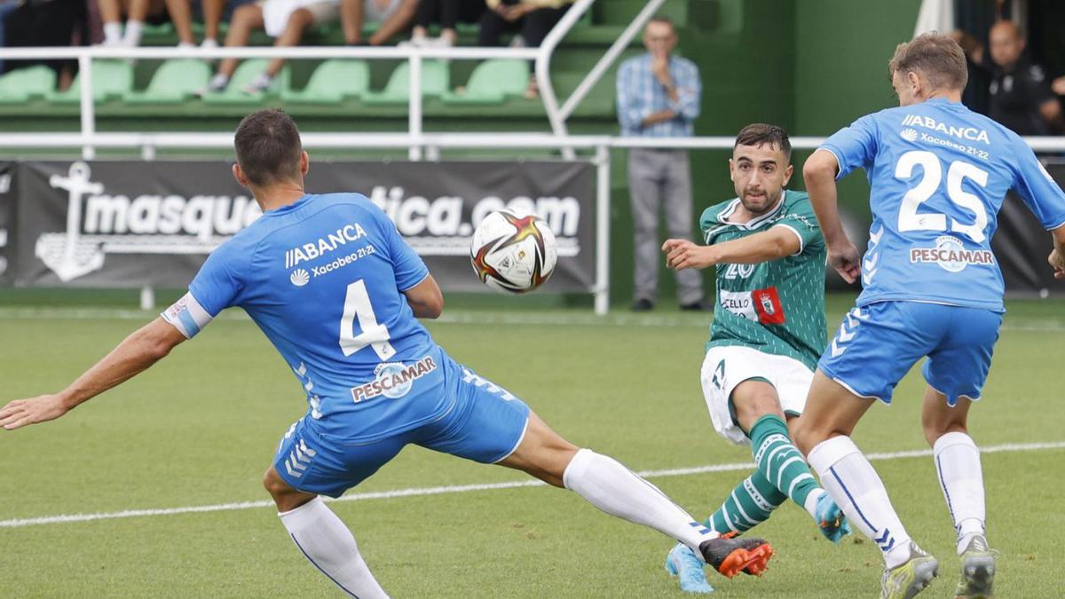 Chiqui, del Coruxo, golpea el balón entre Churre y Felipe, del Pontevedra, en el partido de ayer. |  // ALBA VILLAR