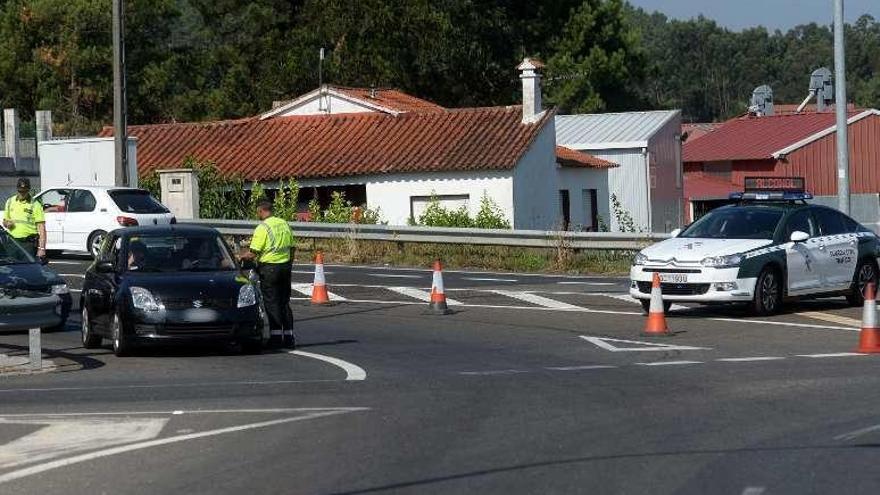 Un control de alcohol y drogas a la salida de Vilagarcía. // Noé Parga