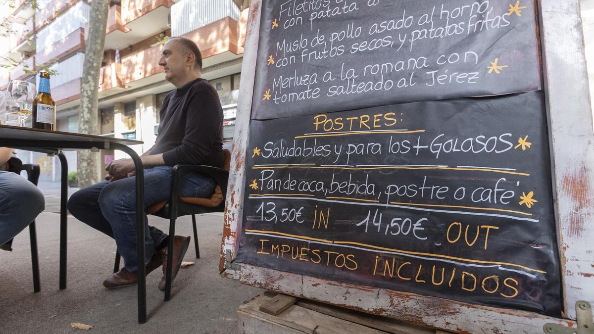 Platos de un menú de mediodía en un restaurante de la Rambla del Poblenou, en Barcelona.