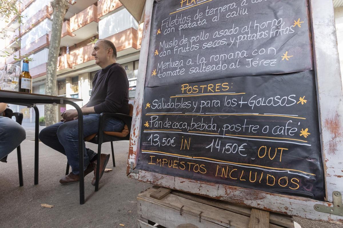 Platos de un menú de mediodía en un restaurante de la Rambla del Poblenou, en Barcelona.