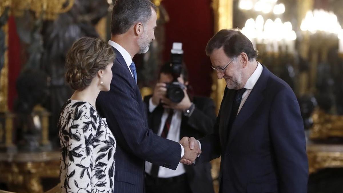 Los Reyes saludan al presidente en funciones, Mariano Rajoy