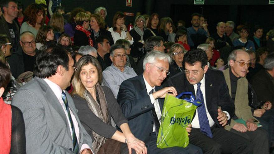 El conseller de Cultura, Ferran Mascarell, va destacar la llarga tradició escènica de Banyoles.