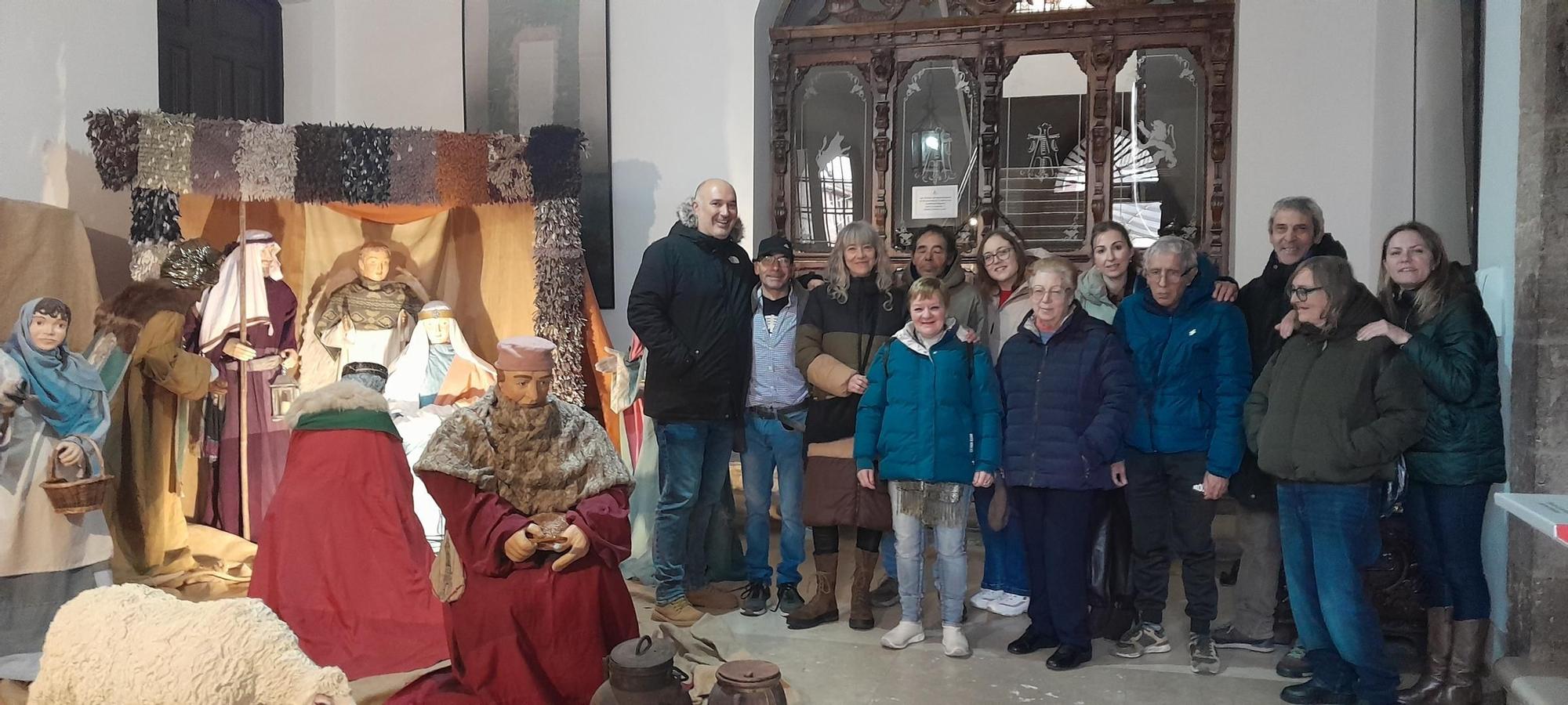 Responsables y usuarios de Intras y Rodríguez y Velasco posan junto al belén instalado en el Ayuntamiento de Toro.