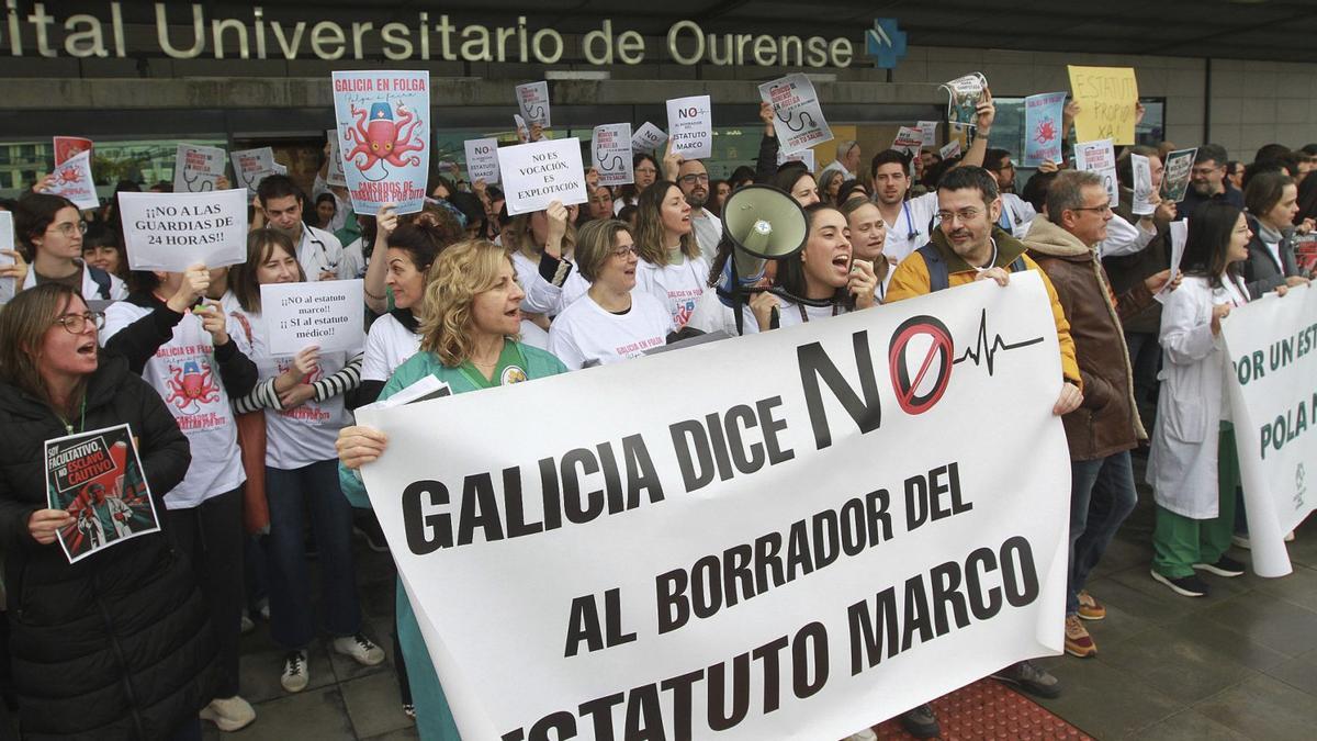 Más de doscientos médicos se concentraron este viernes en el hospital de Ourense.
