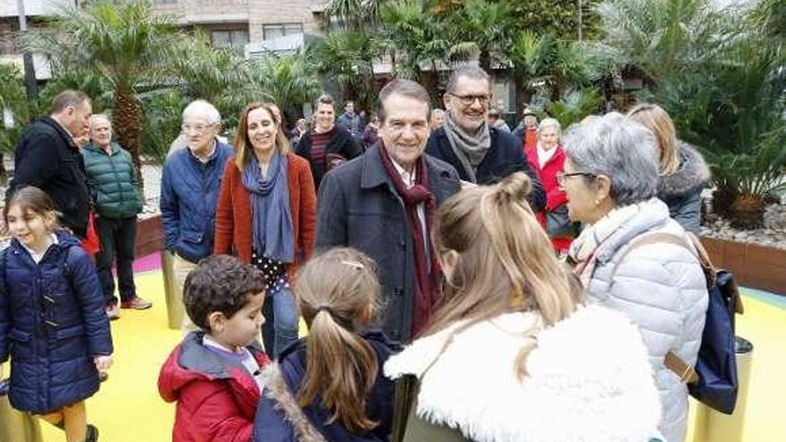 Caballero con las familias que estrenaron el parque. // Alba Villar