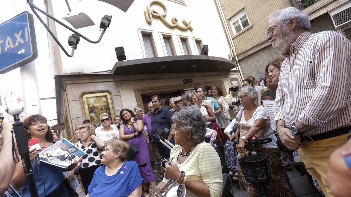 Protesta vecinal para evitar el cierre del Cine Rex en agosto de 2019