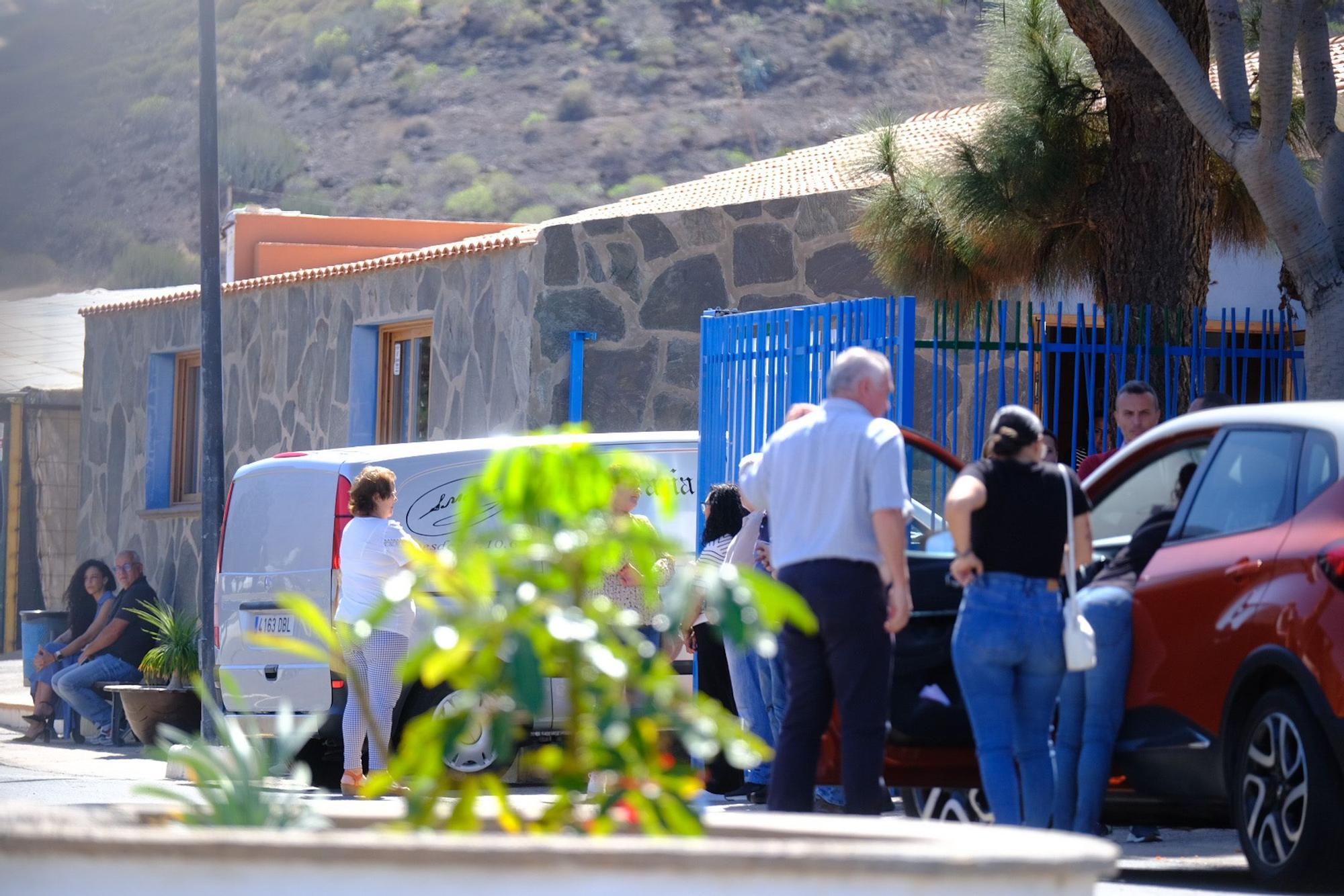 Minuto de silencio y último adiós a la mujer asesinada en La Aldea