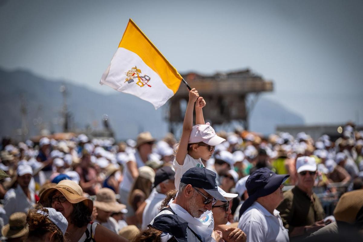 El papa León XIV recorre Santa Cruz de Tenerife saludando a sus fieles
