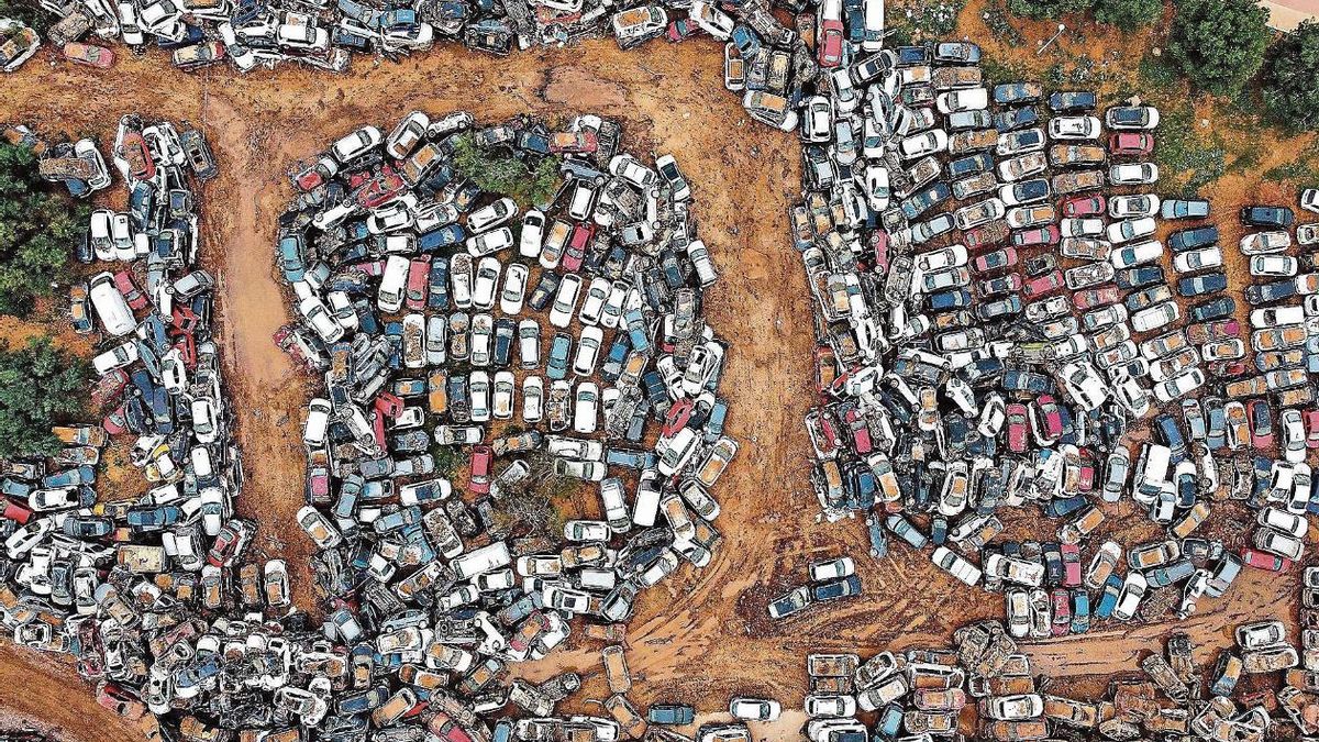 Imagen aérea de una campa de Catarroja con cientos de vehículos dañados por la DANA del 29 de octubre.