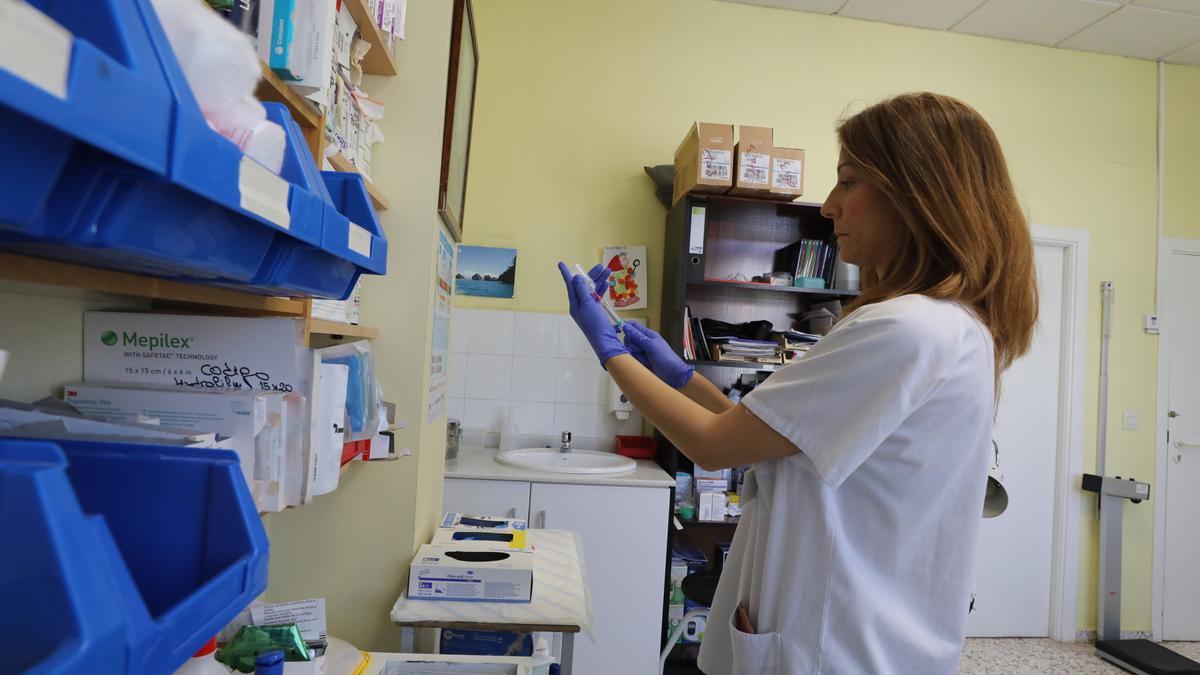 Un enfermera preparando un vial en un centro de salud valenciano.