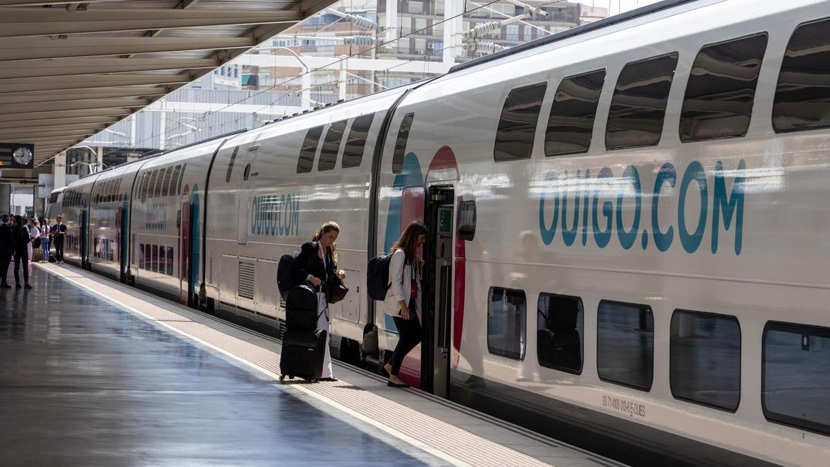 Una pasajera toma el tren de Ouigo en Alicante en dirección a Madrid.