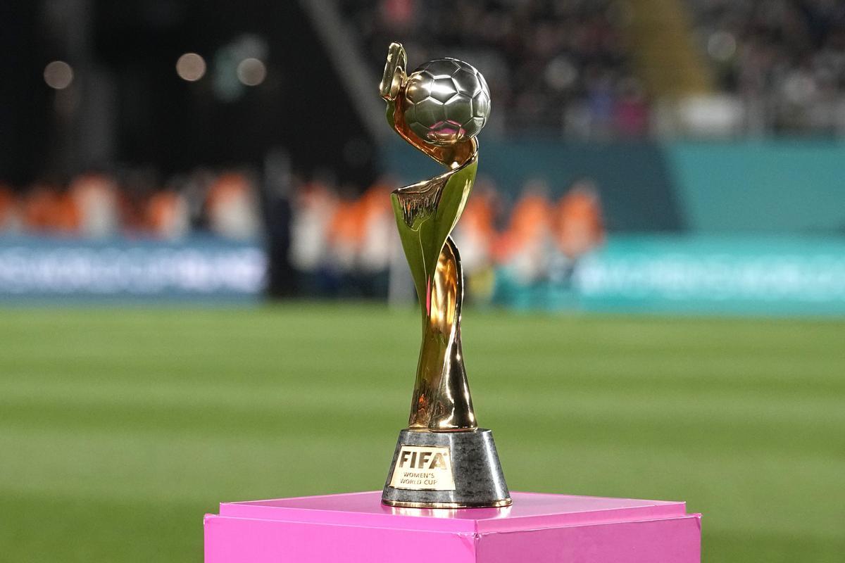 So sieht der Pokal der  Frauen: WM 2023 aus.