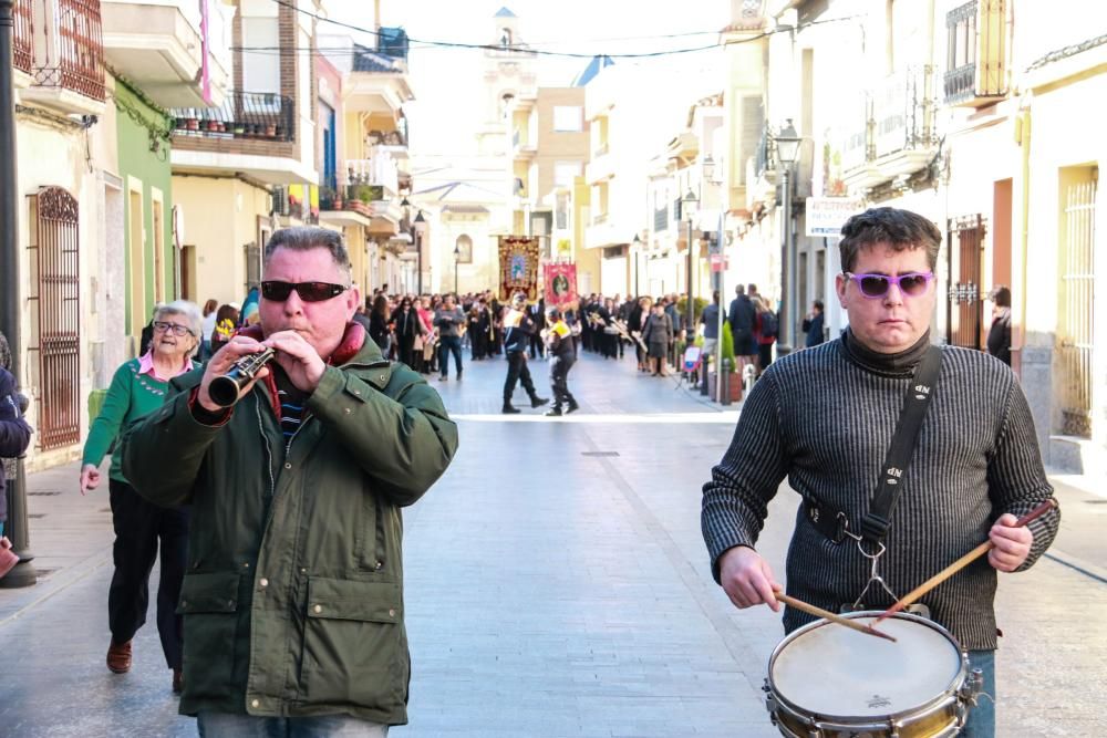 Miles de fieles han acompañado la imagen de Santa Águeda hasta su ermita en un camino jalonado por puestos de dulces