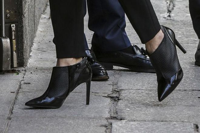 Detalle de los botines negros de Hugo Boss de Letizia Ortiz