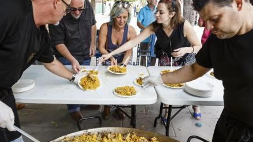 encuentro festivo en huerto sogueros La plaza acogió el acto oficial con motivo día internacional Decenas de personas se reunieron en el céntrico punto de Castelló. f i. brotons Un asistente durante la comida. f i. brotons Los participantes degustaron un plato de paella f i. brotonsLos cocineros y la paella.f i. brotons