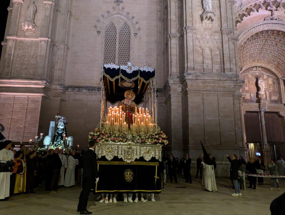 La llegada de la procesión del Crist de la Sang a la Catedral, en imágenes