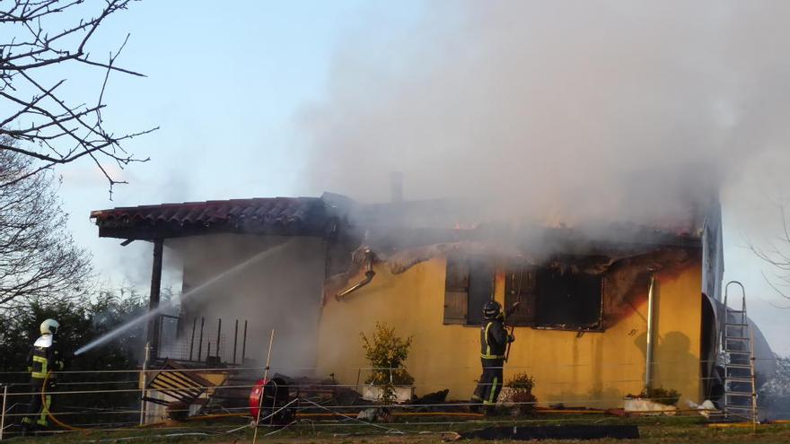 Los bomberos, apagando las llamas en Xixún.