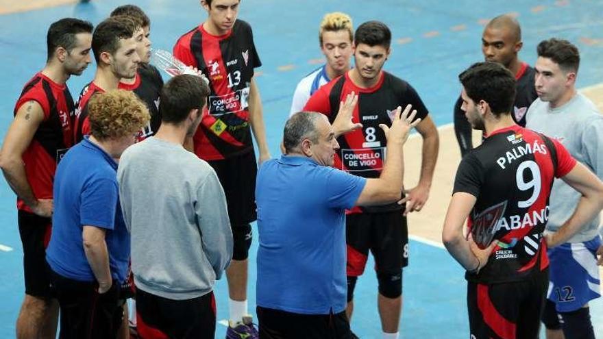 Penedo charla con sus jugadores durante un partido. // M.G. Brea