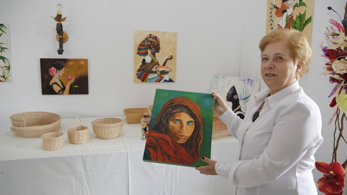 Luisa Iglesias Míguez, en una exposición de trabajos de Fervenza do Castelo en 2012.