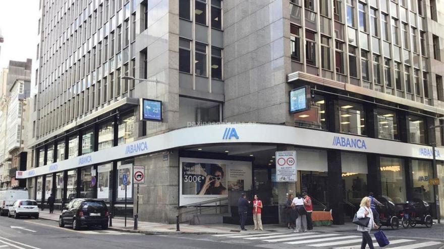 Entrada de la sede principal de Abanca en A Coruña.