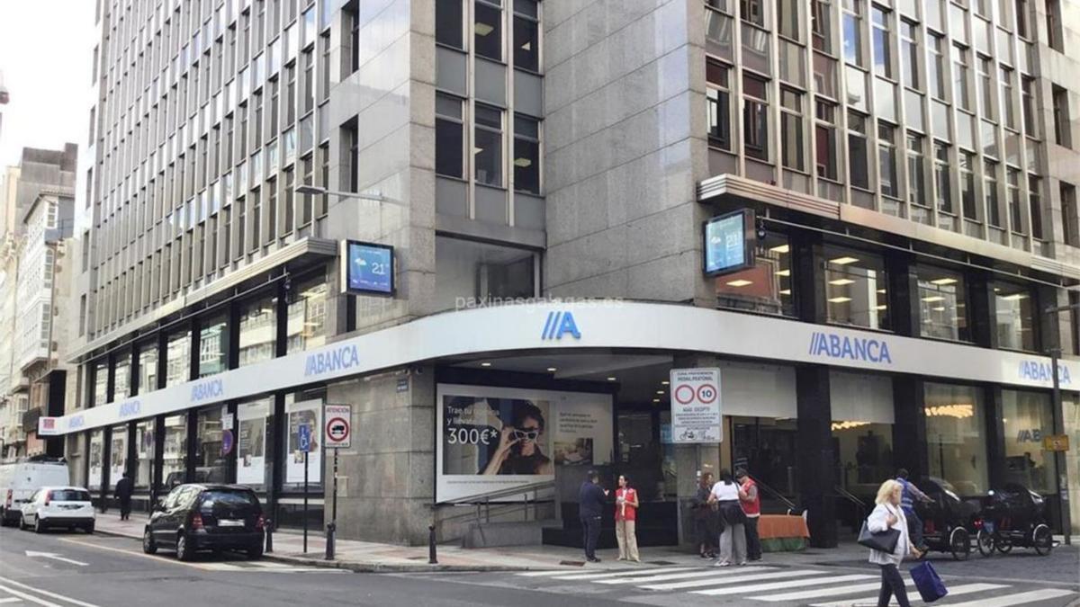 Entrada de la sede principal de Abanca en A Coruña. |   // VÍCTOR ECHAVE