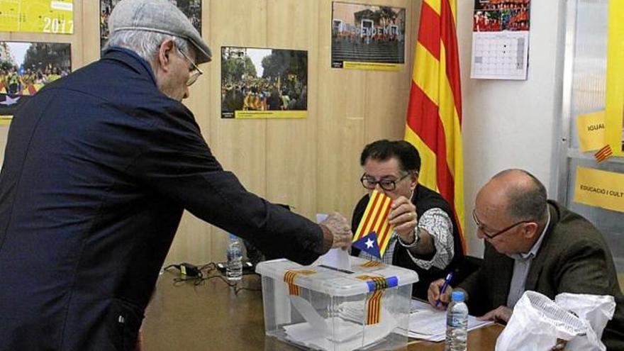 Un soci de l&#039;ANC fent efectiu el seu dret a vot, ahir