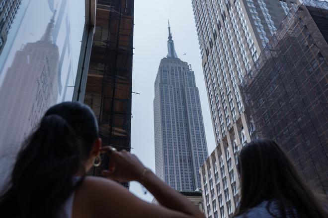 Dos personas suben sin permiso a la antena del Empire State Building y se prometen en matrimonio