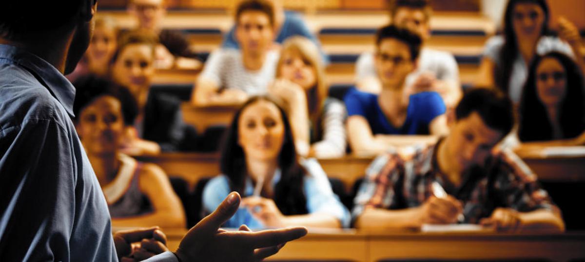 Un profesor universitario imparte clases.