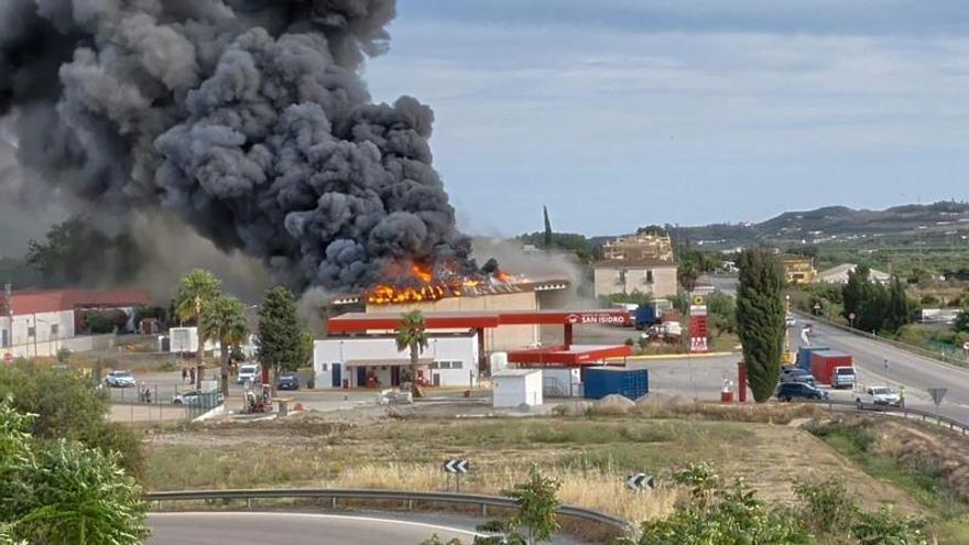 Un incendio en un taller de camiones junto a una gasolinera obliga a confinar a vecinos en Vélez-Málaga