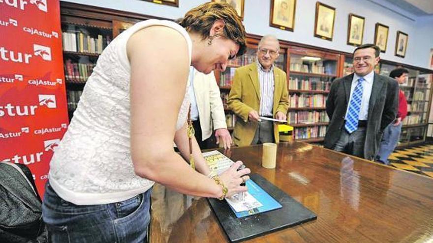 Presentación del matasellos de la sociedad La Montera en su sede de Sama.