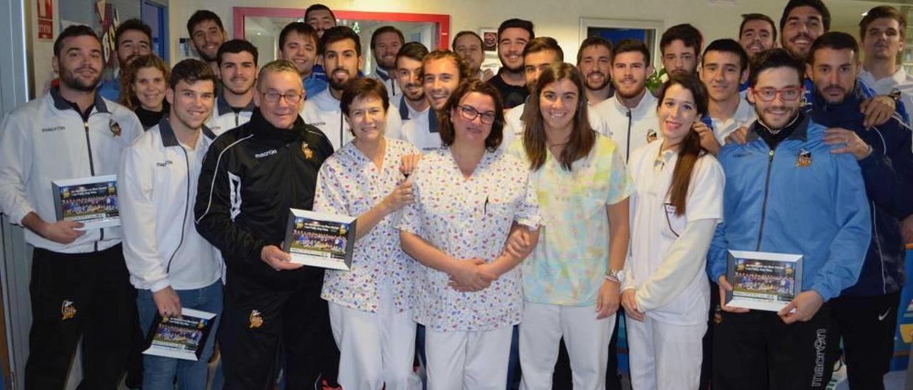 Jugadores y directivos del Constancia visitaron el Hospital Comarcal de Inca.