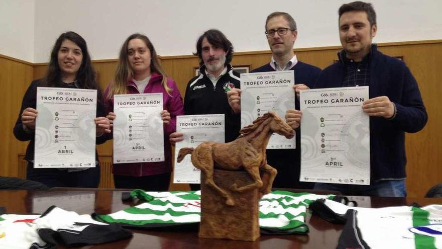 Imagen de la presentación del trofeo Garañón celebrada ayer en el consistorio estradense.