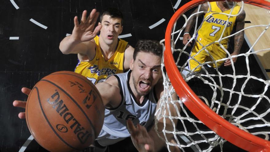 Pau Gasol entra a canasta en el partido Spurs-Lakers.