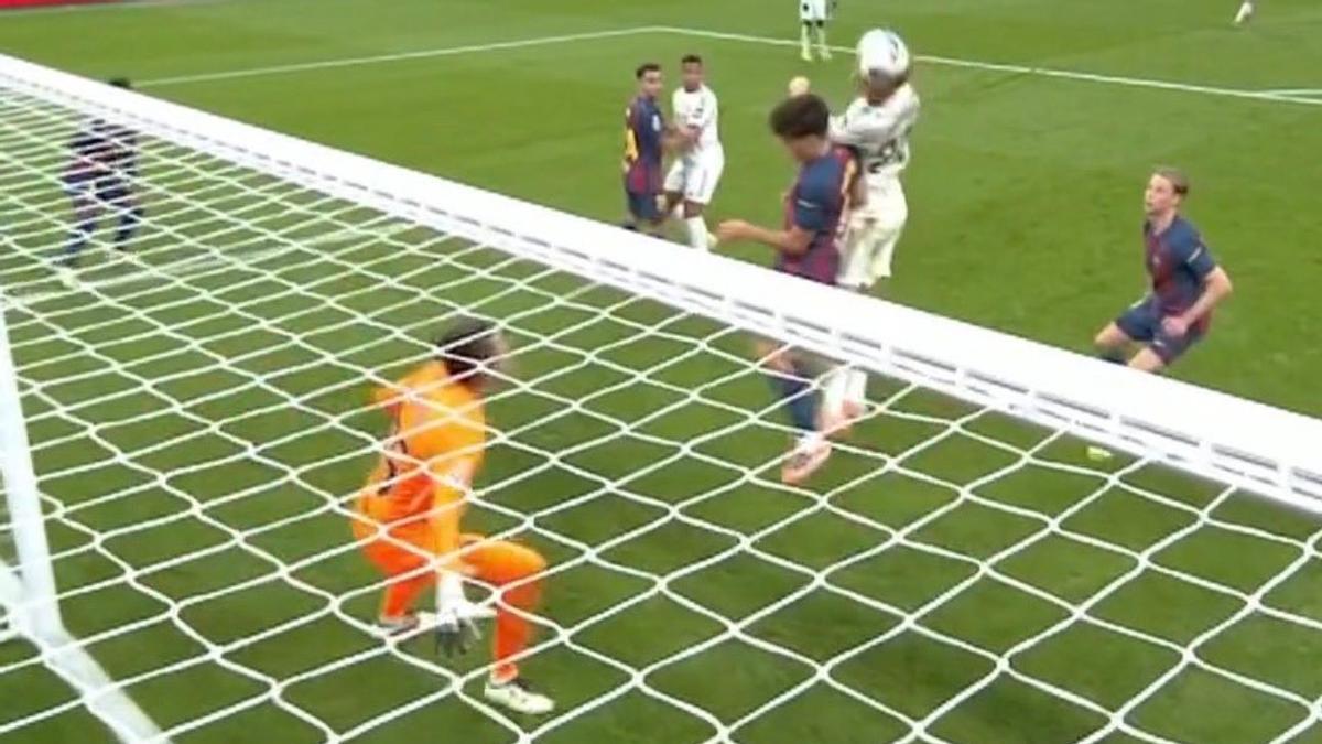 Claro codazo de Huijsen a Cubarsí en el gol de Bellingham