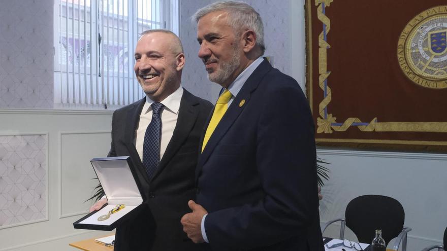 Ramírez recibe la Medalla de la ULPGC por el 75 aniversario de la UD Las Palmas de la mano del rector Lluís Serra.