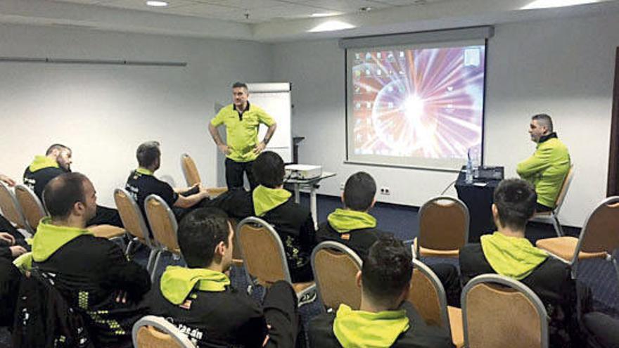 Un instante de la charla táctica de ayer de la selección española. // rfebm.net