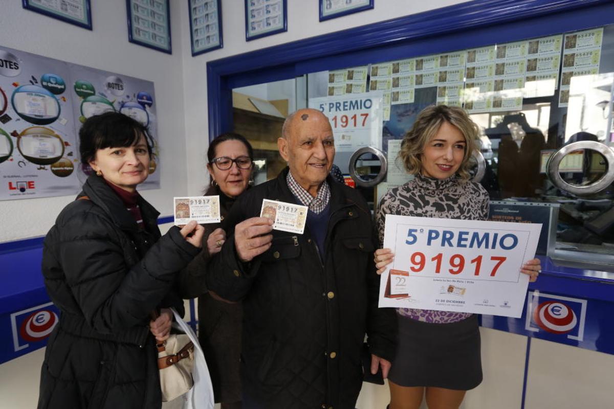 Los agraciados en el Sorteo de la Lotería celebran