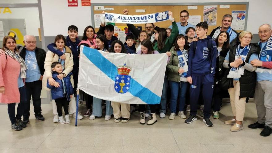 Los infantiles del Balonmán Lalín, junto a familiares y amigos en el Pabellón Pau Gasol. |  // GÚMER PORTAS