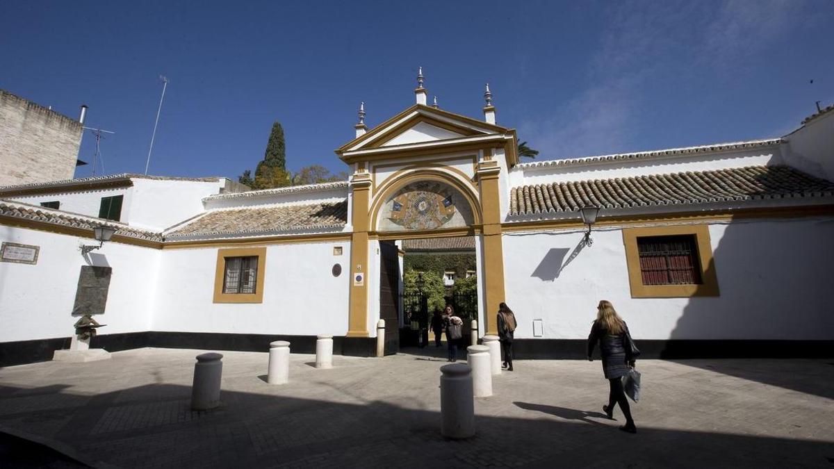 Entrada principal de la Casa Palacio de las Dueñas.