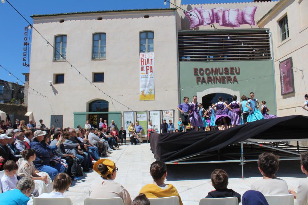 La Fira del Pa de Castelló marida pluja i vent