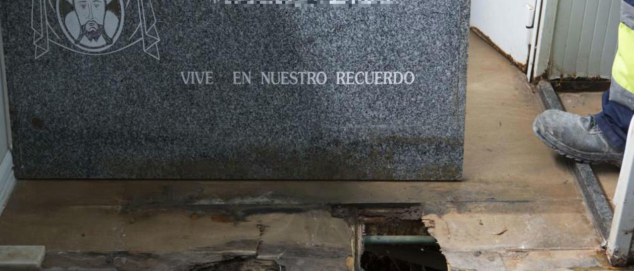 Los trabajadores de la limpieza y enterradores del Cementerio utilizan una lápida en desuso para tapar los boquetes en el suelo de las casetas donde comen y se cambian.